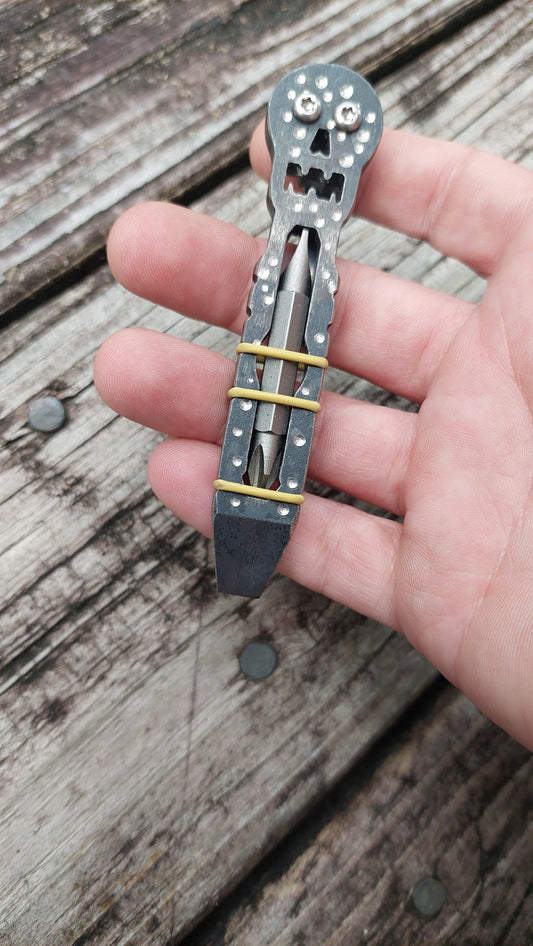 TD Stainless Steel Pry Bar - Blackened Dimpled Skull Pry