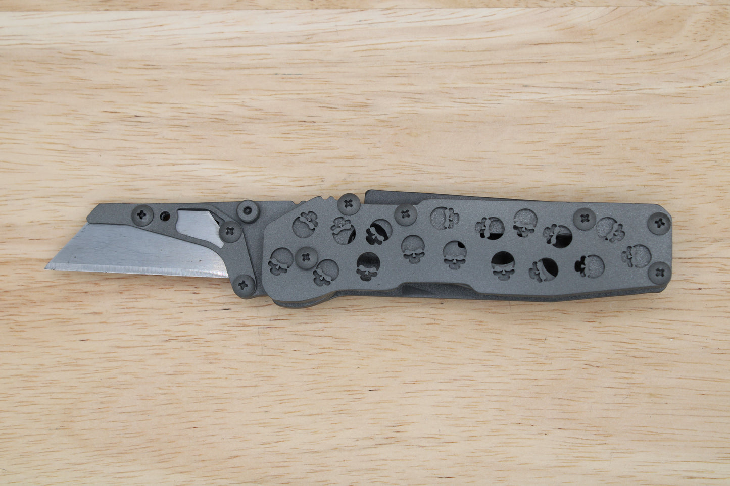 Teale Designs Tools Utility Folder - Stainless Bead Blasted Skulls
