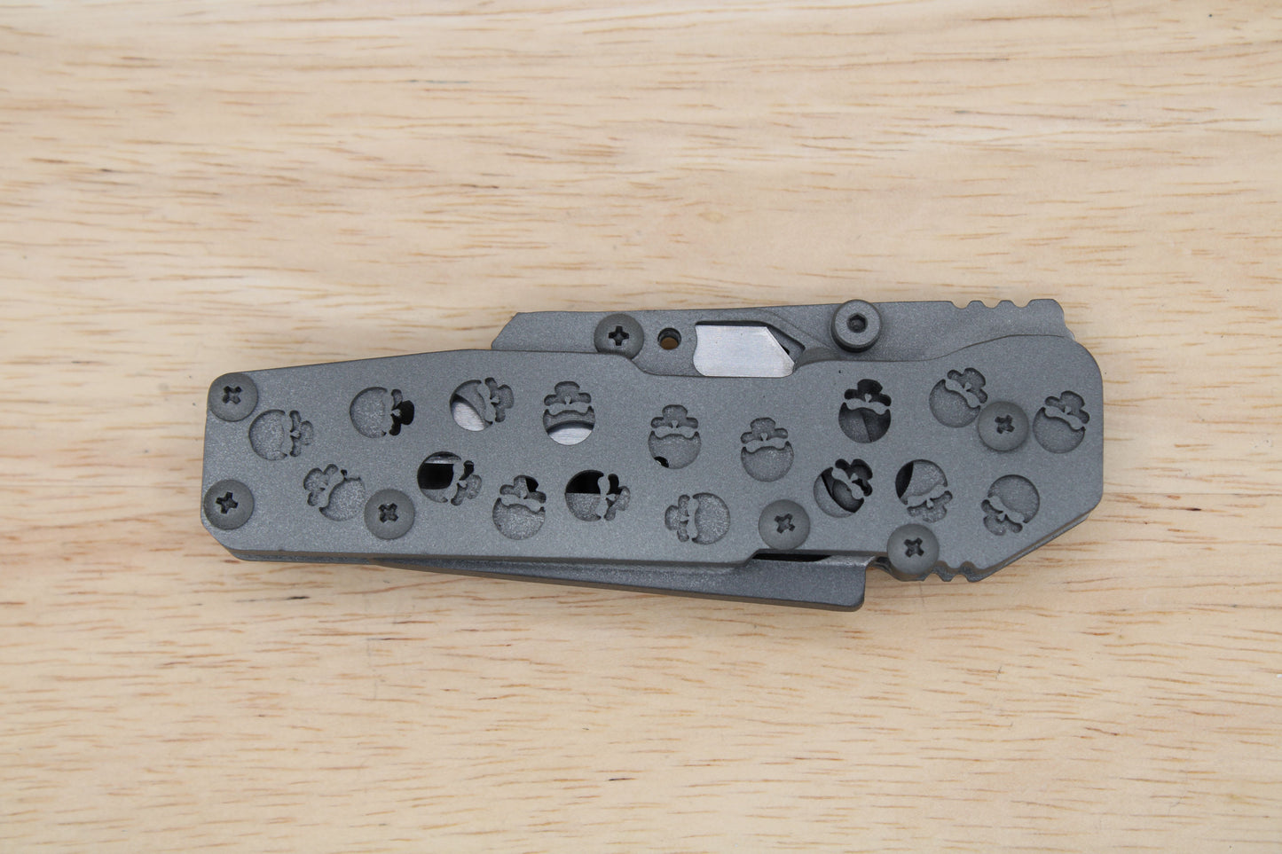 Teale Designs Tools Utility Folder - Stainless Bead Blasted Skulls